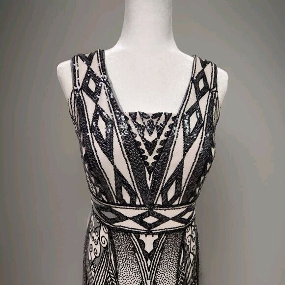 R & M RichardsWomen's Sequin Embellished Sleeveless GownSize 14 Black Beige - Picture 4 of 15